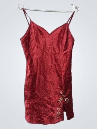 DELICATES Damen rotes Satin-Nachthemd