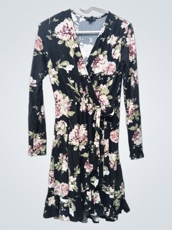 Justify Women's Schwarzes Wickelkleid mit floralem Muster und langen Ärmeln