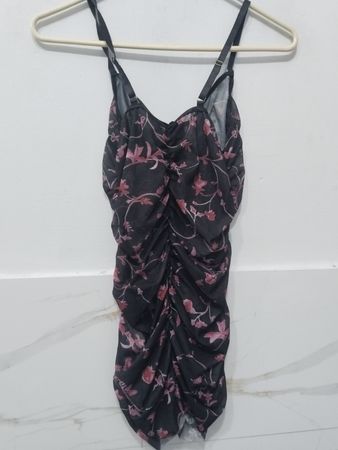 Schwarzes Blumen-Rüschen-Minikleid