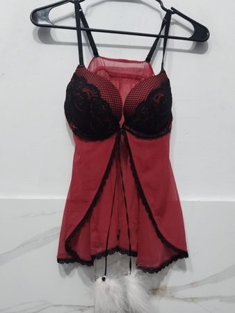 La Senza Red Babydoll Lingerie mit schwarzer Spitzenverzierung und Federn
