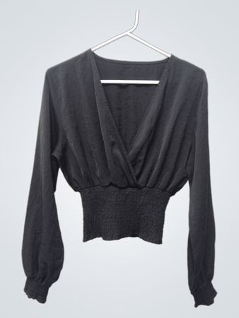 Schwarzes Wickeloberteil mit langen Ärmeln, geraffter Taille