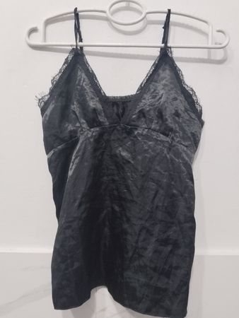 Schwarzes Satinkleid mit Spitzenbesatz