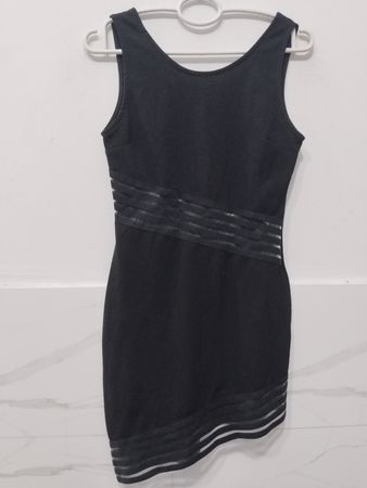 Schwarzes ärmelloses Kleid mit transparenten Details