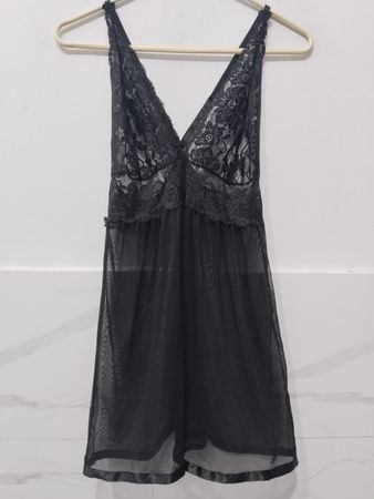 Schwarzes Spitzen- und Netz-Babydoll