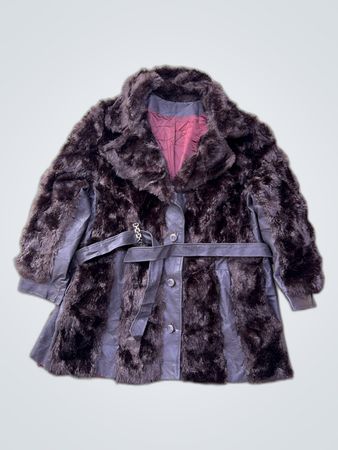Grauer Pelzmantel
