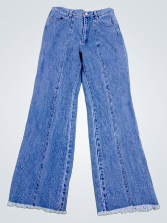 Blaue Jeans im Flared-Stil mit ausgefranstem Saum