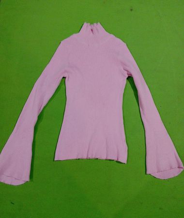 Rosa geripptes Rollkragen-Bell-Ärmel-Pullover