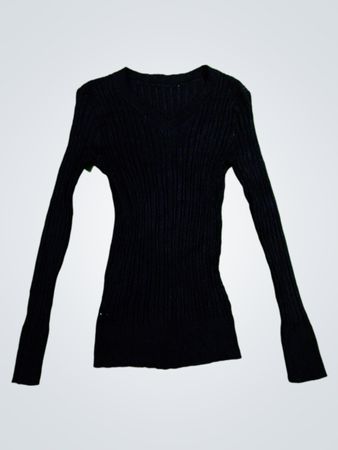 Schwarzer gerippter Pullover mit langen Ärmeln