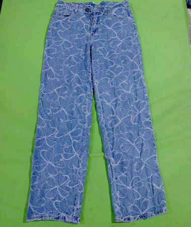 Jeans im leichten Waschung mit ganzflächigem Blumenmuster