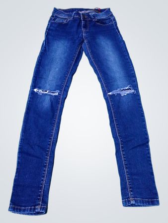 Blaue Skinny-Jeans mit zerrissenen Knien