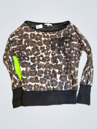 VEGAS's Leopard Print Long Sleeve Sweater