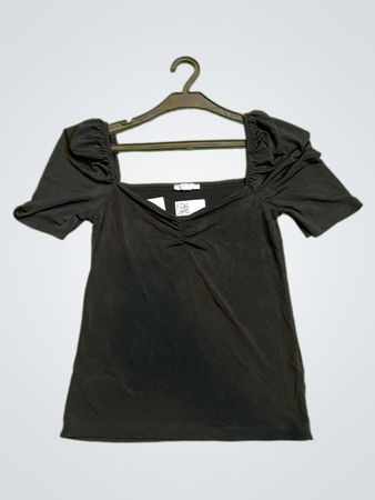 Schwarzes Kurzarmoberteil
