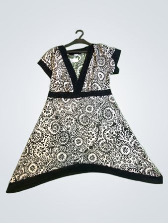 Schwarz-weißes Blumenkleid