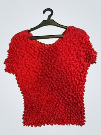Rotes Rüschenshirt