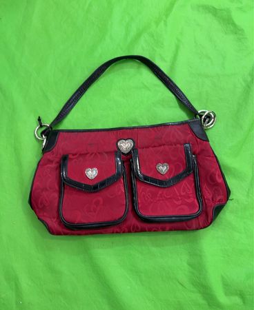 Rote und schwarze Handtasche mit Herzverzierungen