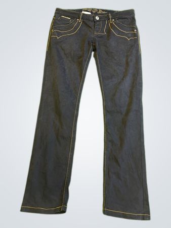 Dunkelblaue Jeans mit goldenen Nähten