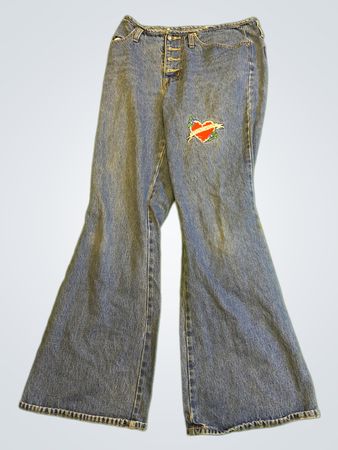 Jeans mit Herzstickerei