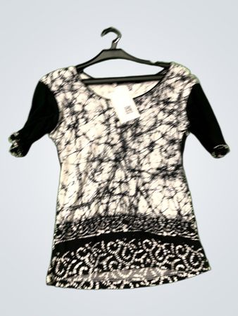 Schwarz-weiß gemustertes T-Shirt