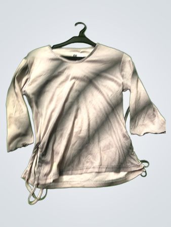 Graue und schwarze gestreifte Bluse