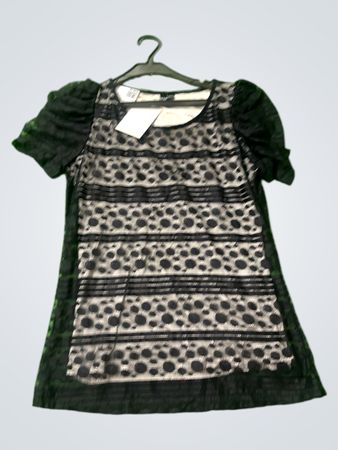 Schwarzes Spitzenkleid mit kurzen Ärmeln