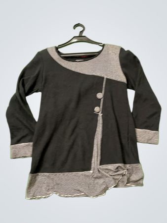 Schwarz und grau gestreifte Bluse mit Besatz