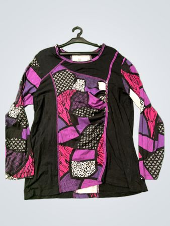 Bluse mit lila, pinkem und schwarzem Muster