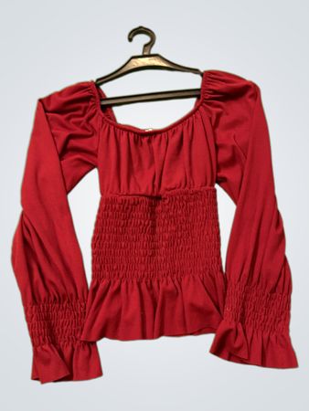 Rote Langarmbluse