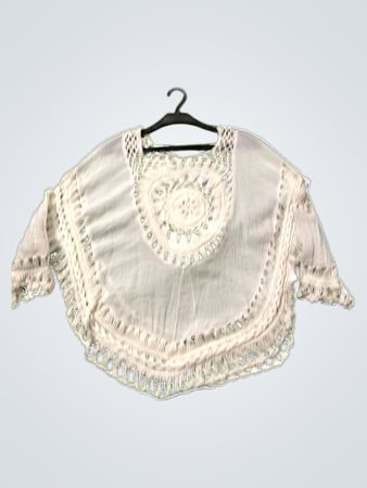Weißer Häkelponcho