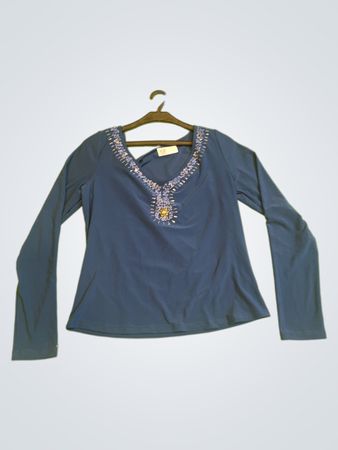 Blaues Langarmoberteil mit verziertem Ausschnitt