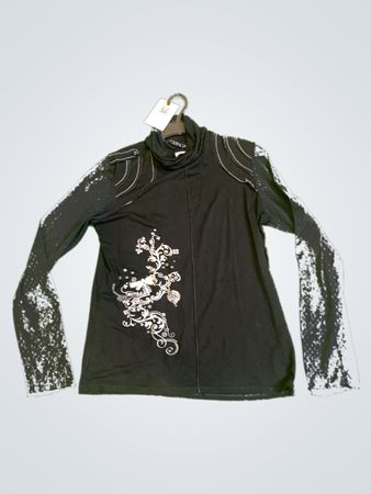 Schwarzes Langarmtop mit weißem Design