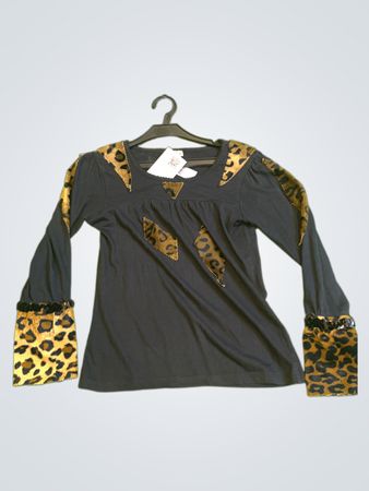 „Schwarzes Oberteil mit Leopardenmuster-Ärmeln“
