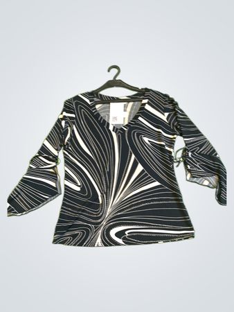 Bluse mit schwarzem und weißem abstraktem Muster