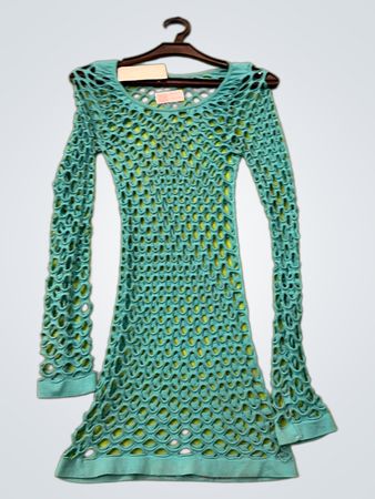 Türkisfarbenes langärmliges Häkelkleid