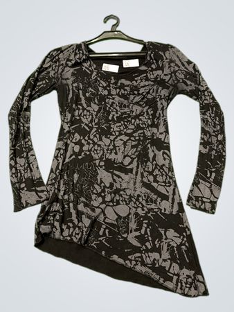 Schwarz und grau gemustertes Kleid