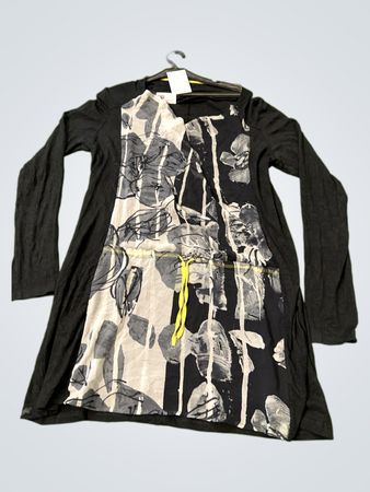MADO und die anderen Schwarzes Kleid