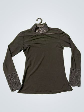 Schwarzes Langarmoberteil mit Spitzendetails