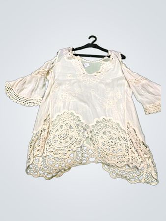 Bluse mit weißer Spitzenborte