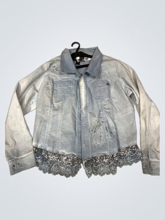 Tredy Hellblaue Denimjacke mit Spitzenbesatz