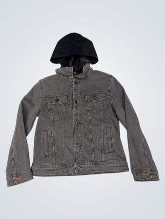 Graue Jeansjacke mit schwarzer Kapuze