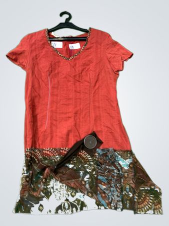 Rotes Paisley-Kleid