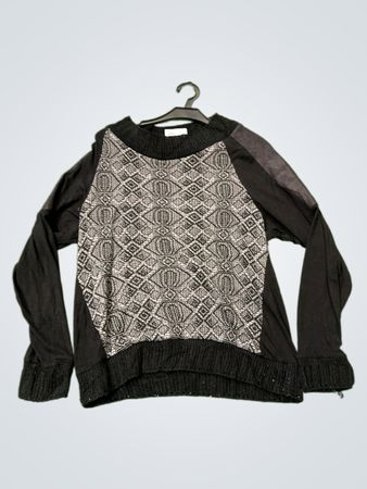 Schwarzer und grauer Pullover