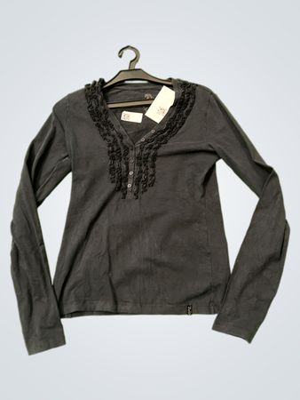 Schwarze Bluse mit langen Ärmeln und Rüschenausschnitt