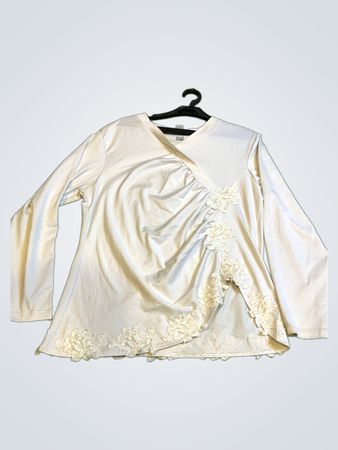 Weiße Langarmbluse mit floralen Details