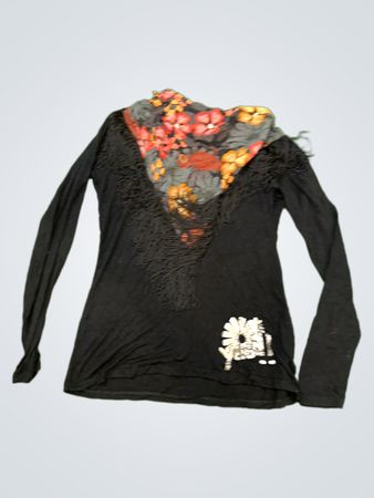 Camiseta de Manga Longa Preta Benetton com Acento Floral