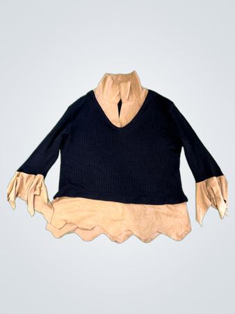 Mim Schwarzer und Beiger Rüschensweater