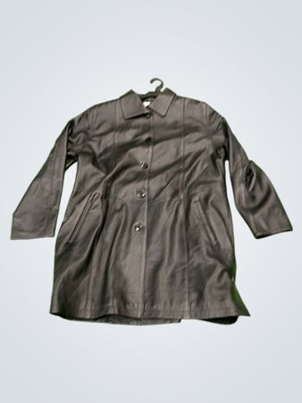 Schwarzer Leder­mantel