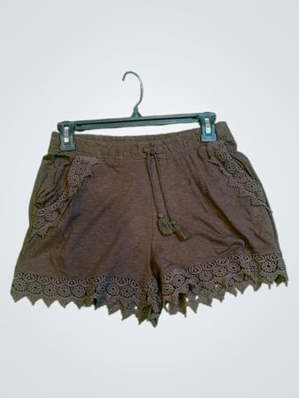 Braune Shorts mit Spitzenbesatz