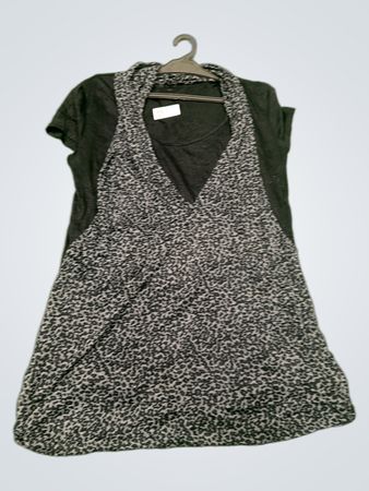 Graues und schwarzes Kleid