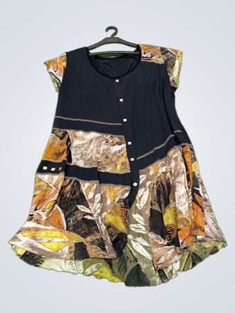 Schwarzes und blumiges Kleid