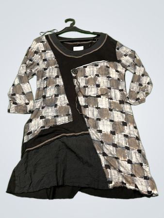Schwarzes Kleid mit grau gemusterten Ärmeln